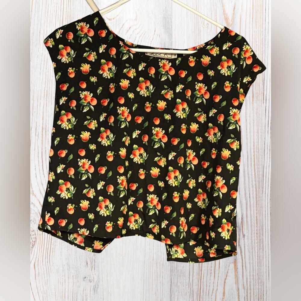 🩵 3 for $18 Chloe K Black Top with Peach Design 🍑